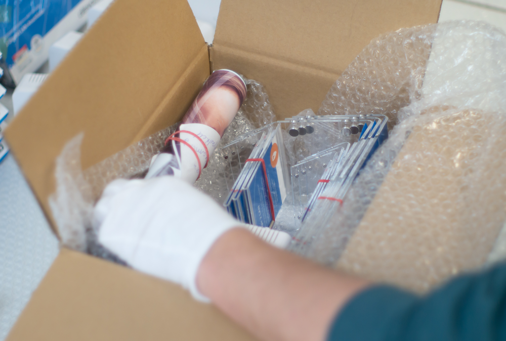 Konfektionierung, Verpackung und Versand von devolo WLAN POS Acrylaufstellern und Werbemitteln im Packkontor