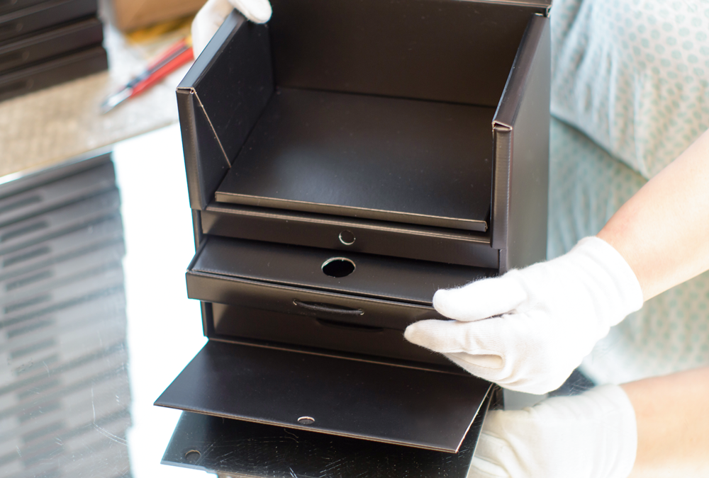 Leica Faltschachtel mit Schuber und magnetverschluss wird im Packkontor in Handarbeit zusammengesteckt