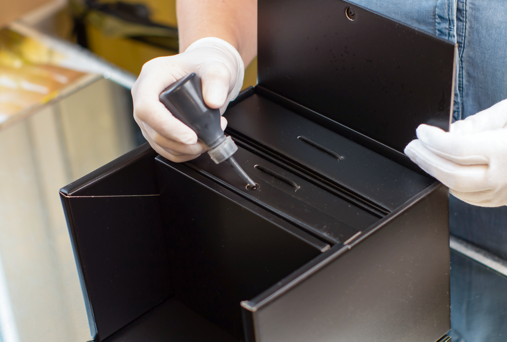 Leica Faltschachtel mit Schuber und magnetverschluss wird im Packkontor in Handarbeit geklebt und zusammengesteckt