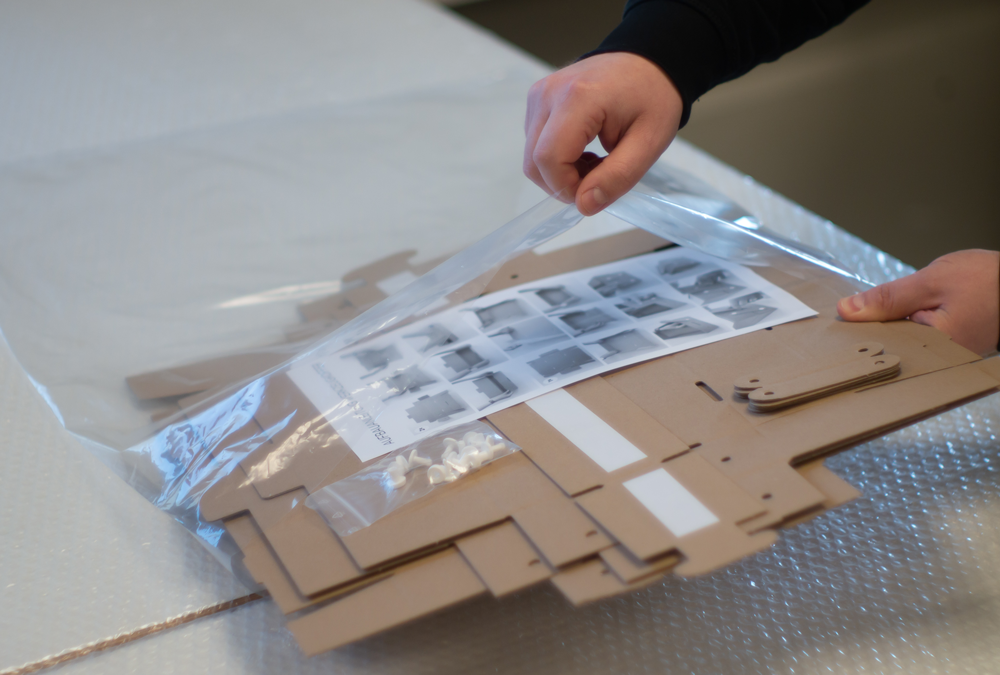 Toom Werkzeugkiste aus Karton als Give-away wird von Hand konfektioniert im Pack-kontor